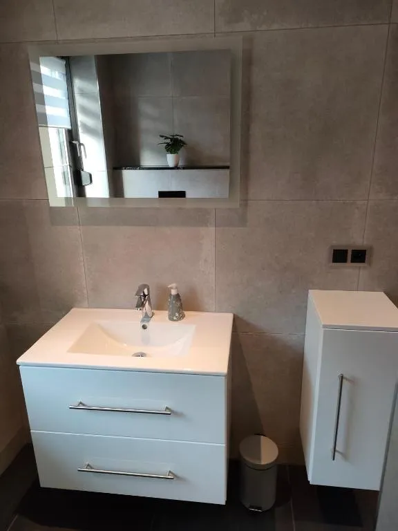 Waschtisch mit Spielzeug im Badezimmer