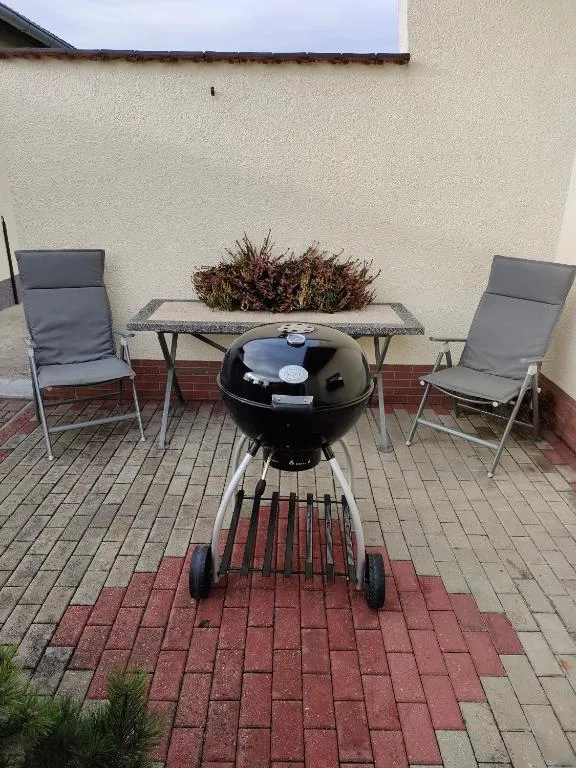 Grillplatz mit Grill und Sitzmöglichkeiten