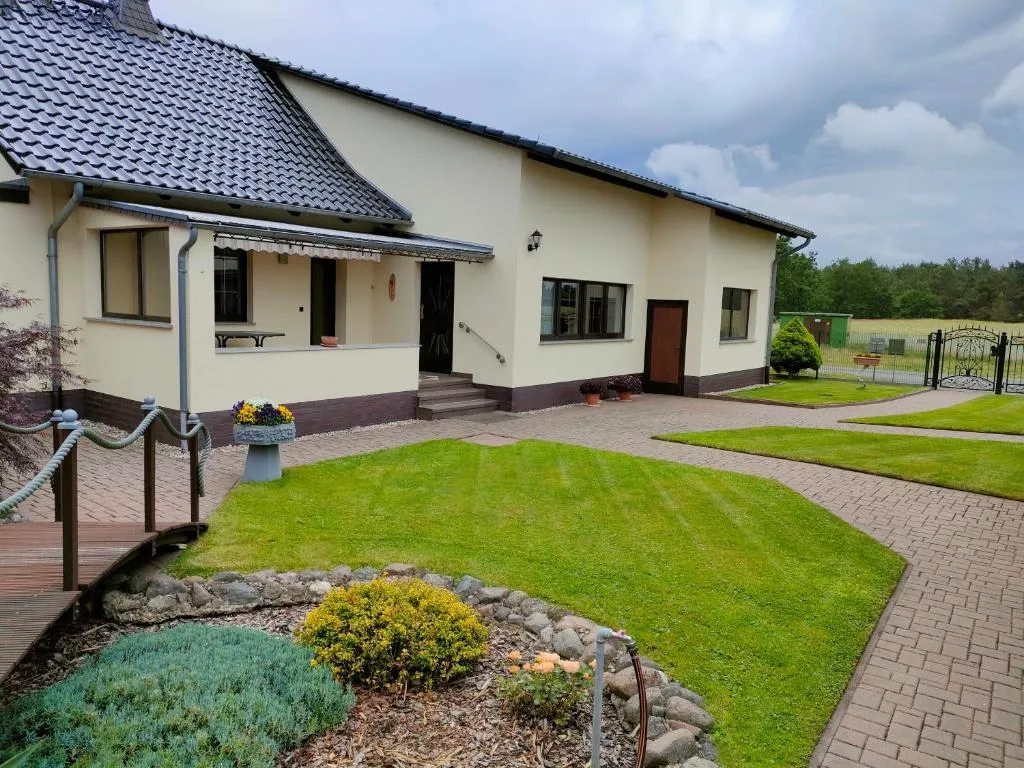Terrasse mit Blick auf den Garten
