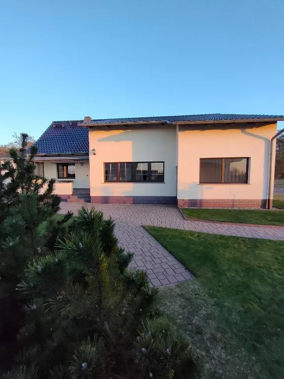 Blick auf das Ferienhaus vom Grillplatz