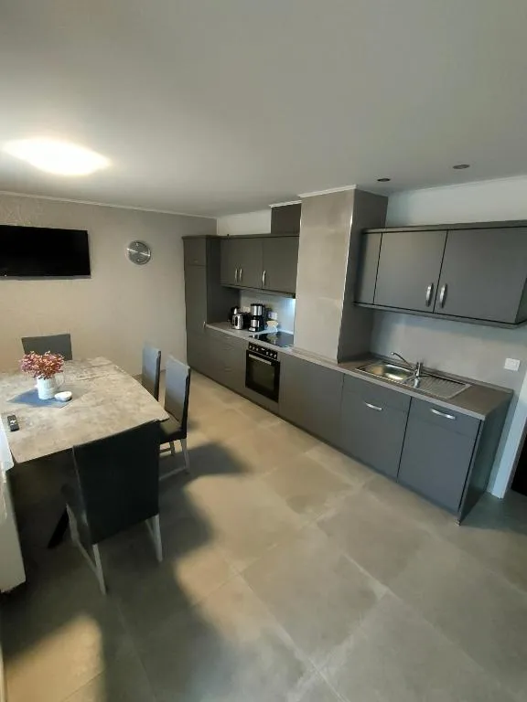 Küchenzeile mit Spülmaschine und Backofen