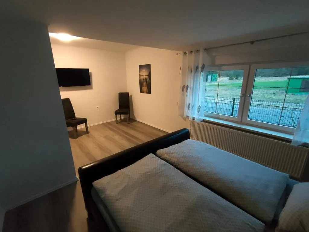 1. Schlafzimmer mit TV