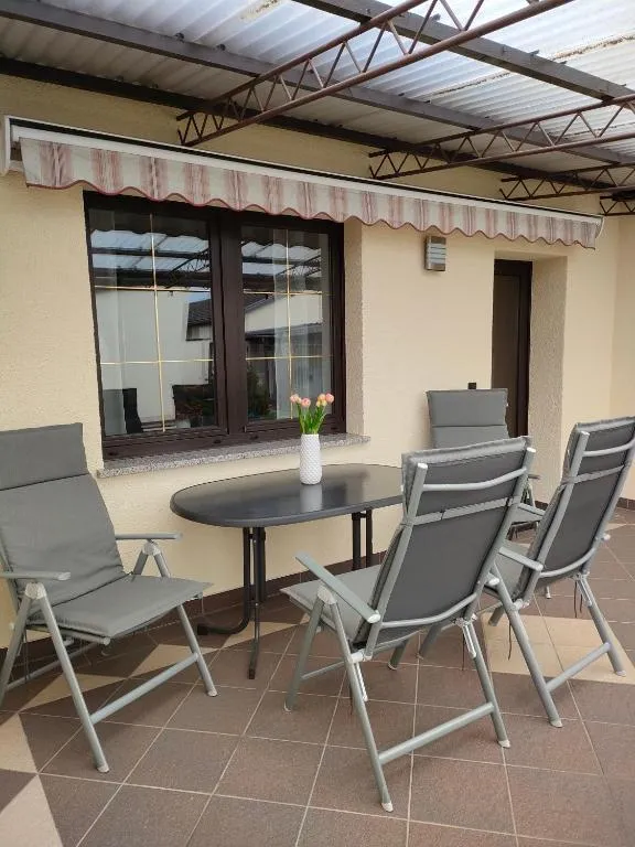 Sitzmöglichkeiten auf der Terrasse