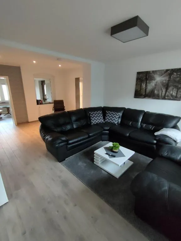 Wohnzimmer mit großer Couch