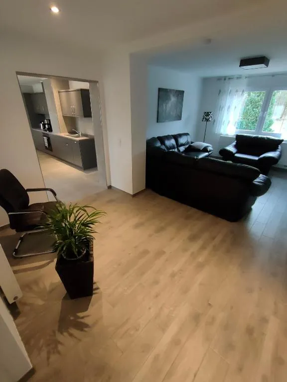 Blick ins Wohnzimmer von Flur