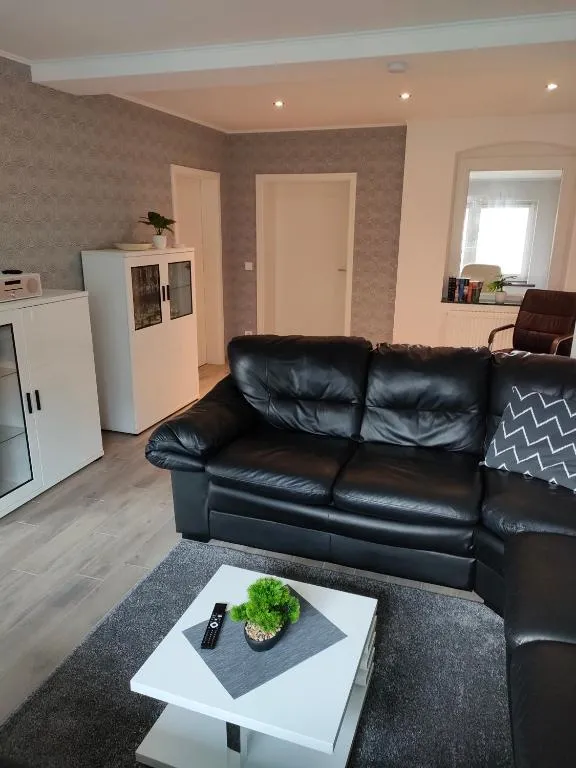 Blick vom Wohnzimmer auf Flur und Tür zum 2. Schlafzimmer